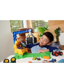 HTP18 HOT WHEELS MONSTER TRUCKS CHARGIN CHALLENGE